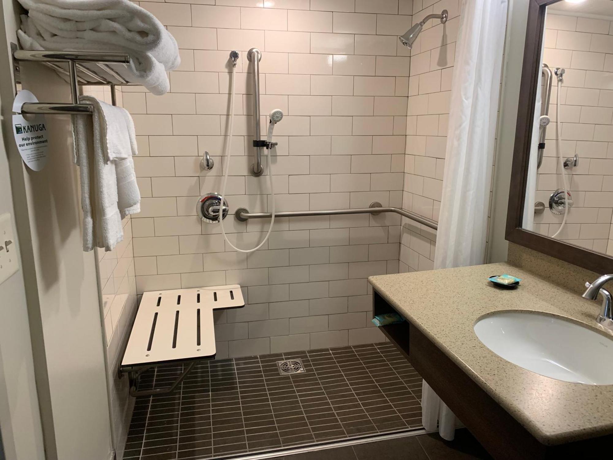 Kanuga Inn & Lodging Хендерсонвилл Экстерьер фото